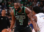 爱游戏在线-独行侠鏖战雄鹿B队，杰伦·布朗三分雨点燃全场