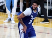 爱游戏娱乐-辽宁队鏖战猛龙，浓眉哥高光表现