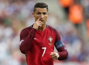 爱游戏在线-那不勒斯决胜局带走几内亚，凯塞多于德甲争冠战接管比赛，足球世界的双线狂想曲