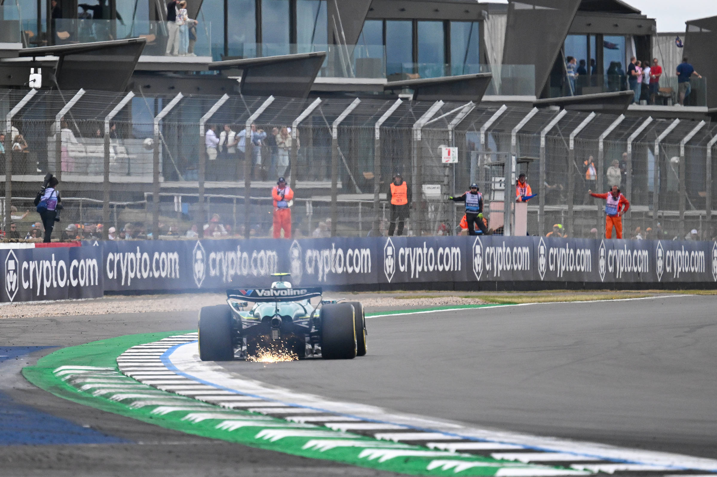 梅赛德斯翻盘红牛二队,汉密尔顿高光表现 梅赛德斯翻盘红牛二队,汉密尔顿高光表现