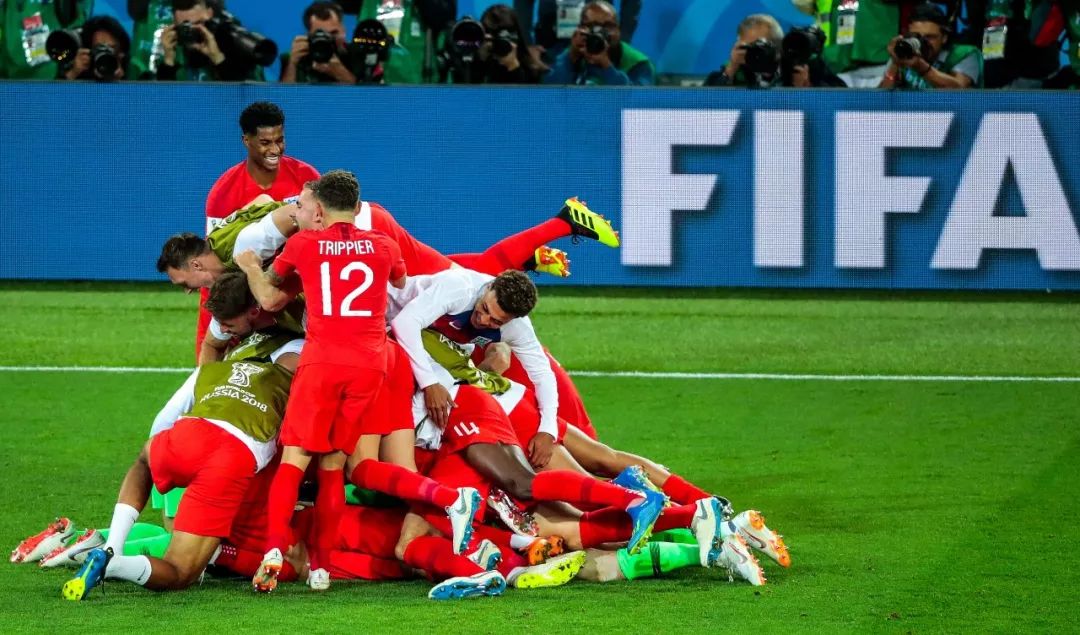 英格兰队碾压瑞典队，马龙高光表现