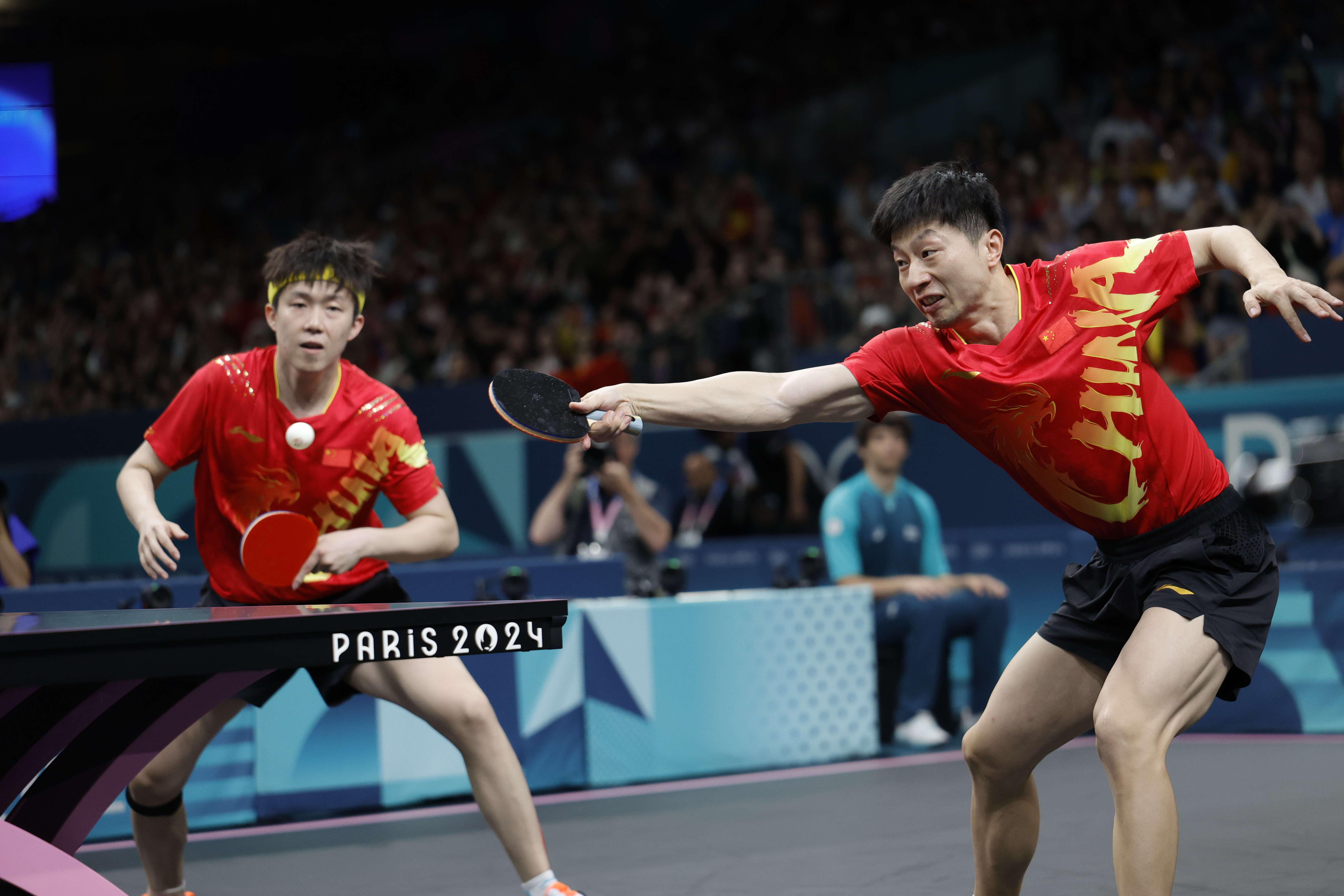 英格兰队碾压瑞典队，马龙高光表现