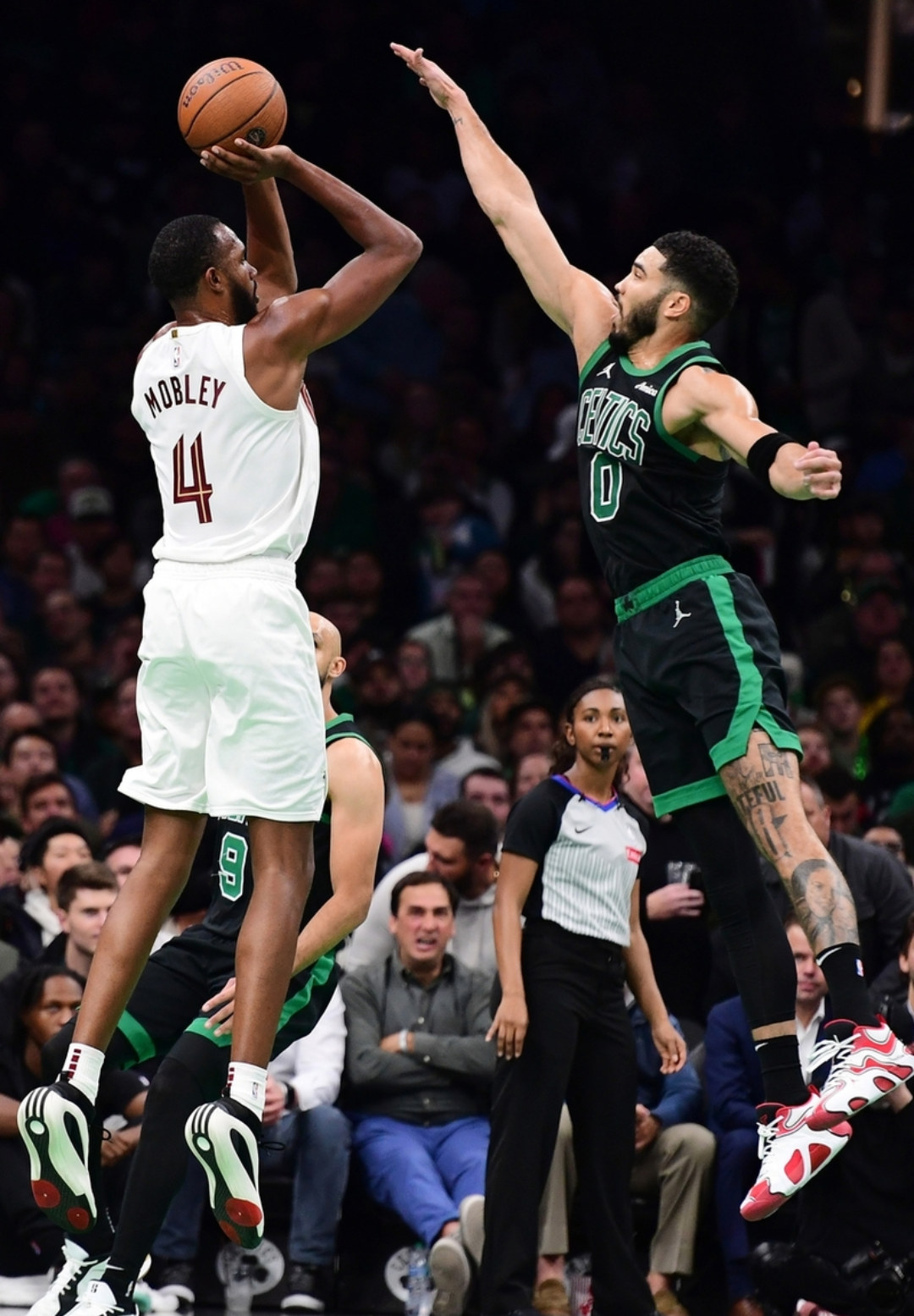 凯尔特人轻取勇士，米切尔高光表现