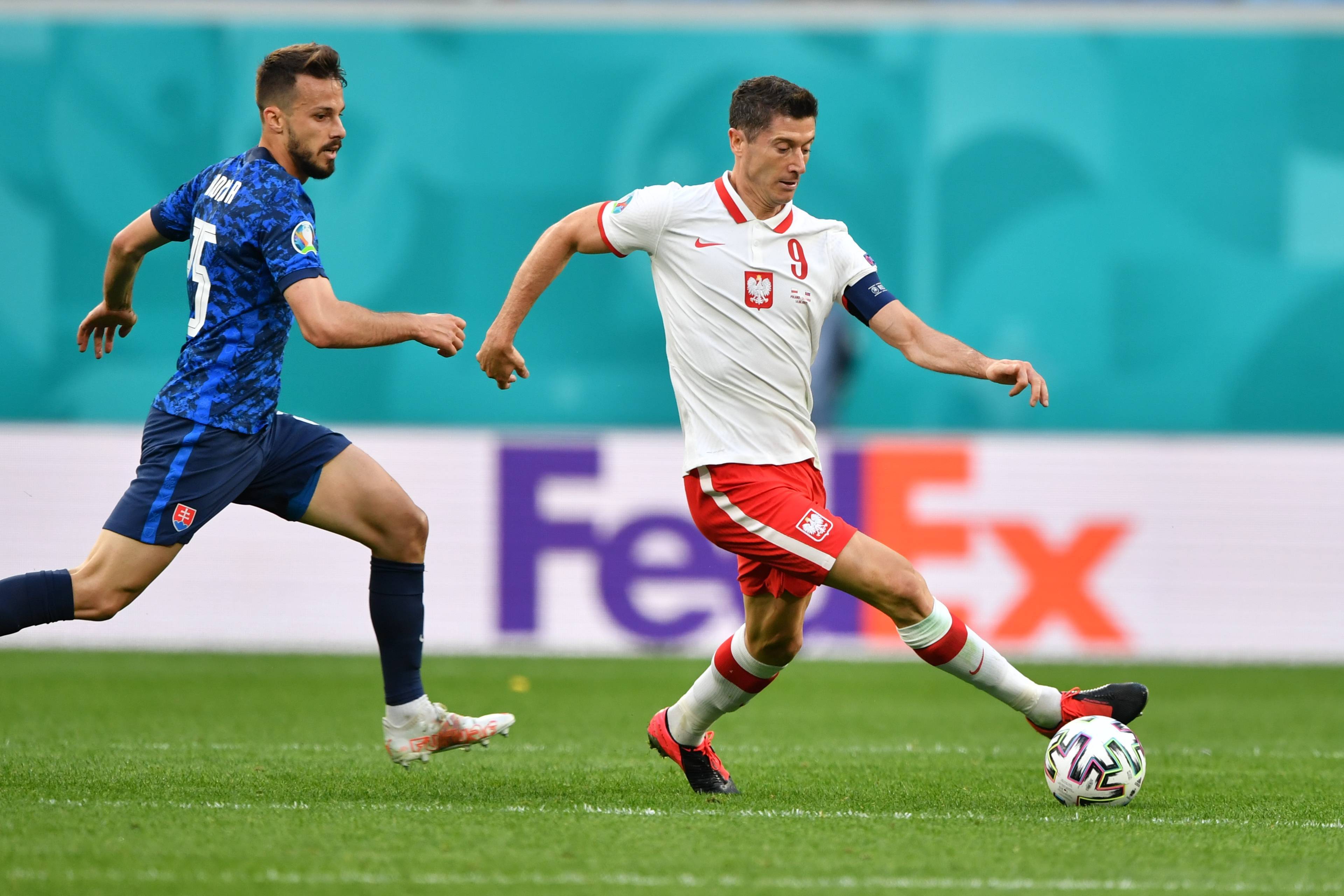 丹麦队在欧预赛比赛中击败对手，晋级次轮